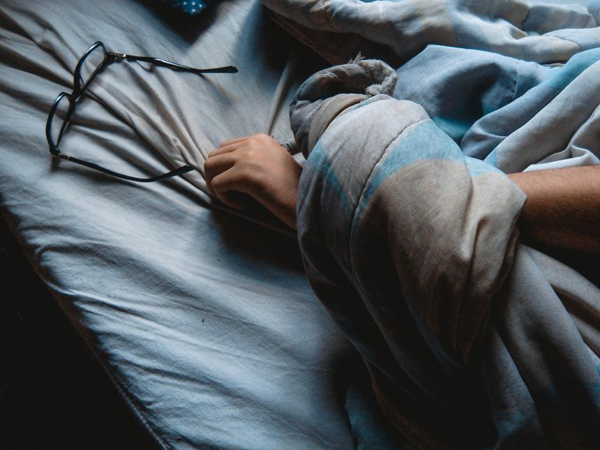 Así lo demostró un equipo de investigadores del CNIC al evaluar a 4.000 personas sanas y en actividad. Según el estudio, dormir menos de 6 horas aumenta en un 27% las probabilidades de presentar ateroesclerosis.